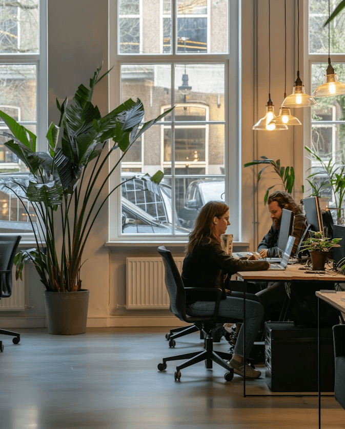 Consultores Execo em conversa no escritório